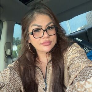 Meet your Posher, Adriana